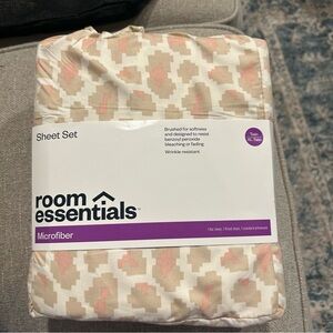 Room Essentials Microfiber Sheet Set - Cream and Pink Pattern twin xl. Forms